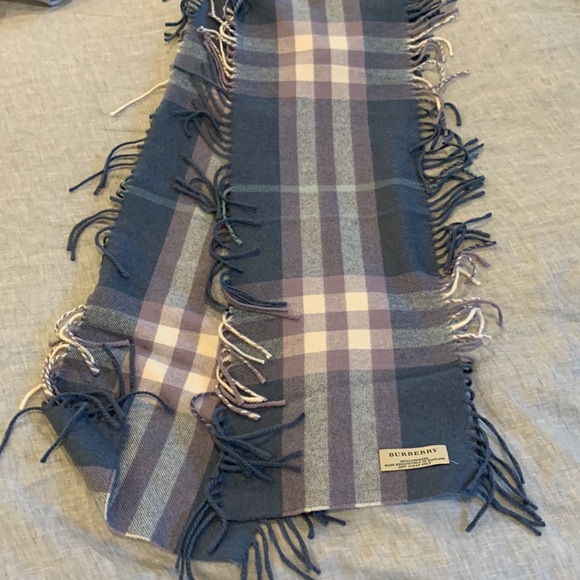 100% Cashmere Burberry Scarf - Picture 3 of 5